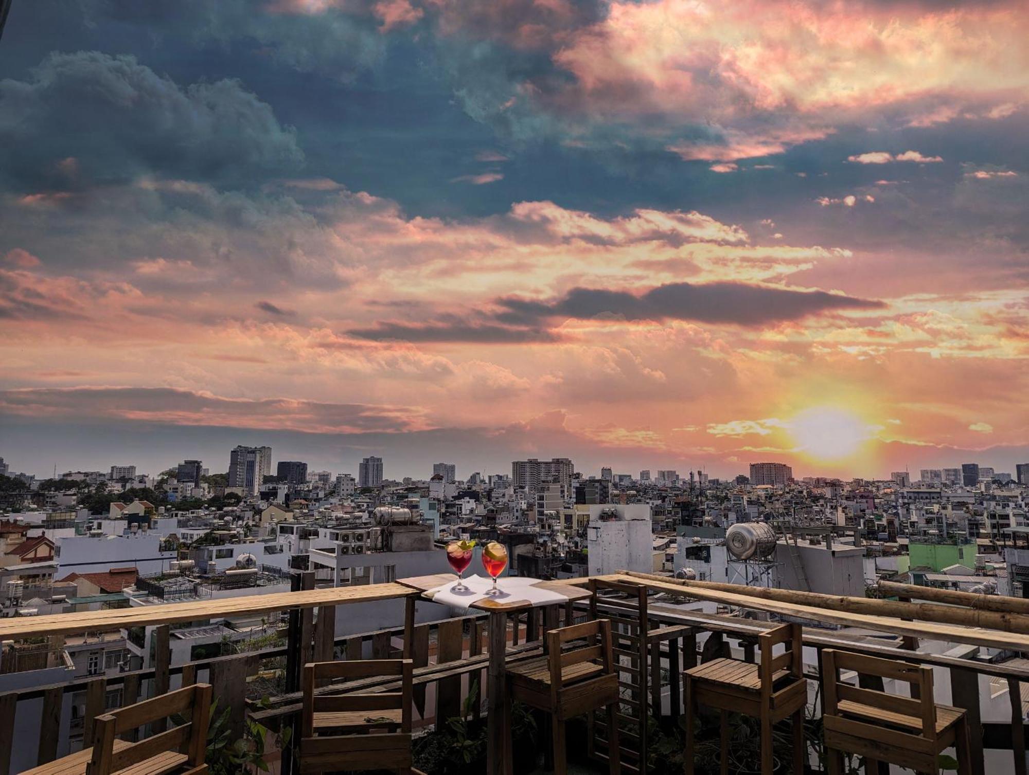 The Gk House Hostel, Ecolliving, Central City, Natural Wooden, Chill View Rooftop, Restaurant And Cocktail Bar Ho Si Minh-város Kültér fotó